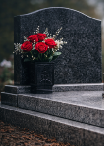 Nettoyer soi-même une tombe ou faire appel à un professionnel ?