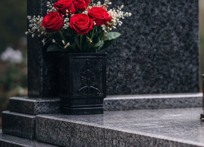 Nettoyer soi-même une tombe ou faire appel à un professionnel ?