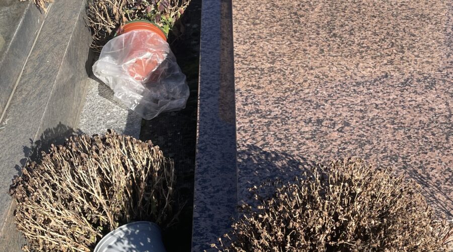 La mairie peut-elle enlever des fleurs sur une tombe