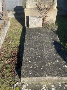 Que faire lorsqu’une tombe se dégrade avec le temps